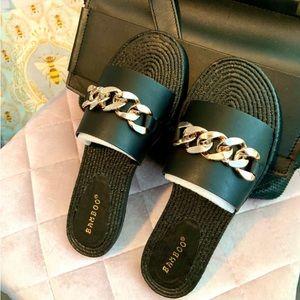 ✨Host pick✨ Bamboo Black Slides with Golden Chunky Chain Accent  sz 7/7.5